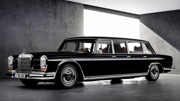 Първокласната лимузина Mercedes-Benz 600 Pullman е подарена на съветския лидер от германският канцлер Вили Бранд. Това е доста рядък модел, тъй като в света има само две коли с шест врати. Те са били собственост на главата на бившия Съветски съюз и на императора на Япония. Германски колекционер купи колата на Брежнев преди 14 години за 103 600 евро. 