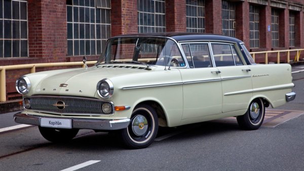 Впечатляващият списък от автомобили от личния автопарк на Брежнев се допълва от Opel Kapitän от 1960 г. Автомобилът от шесто поколение на модела е подарен на лидера на СССР от дъщерята му Галина и нейния съпруг. Под капака на машината работи двигател с работен обем 2,6 литра с мощност 89 к.с., който е съчетан с 3-степенна ръчна скоростна кутия. Разходът на гориво е 12 л/100 км, а максималната скорост – 150 км/ч.