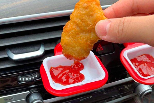 Много шофьори прикрепят поставка за смартфон или навигация към въздуховодите в колата. Китайските производители отидоха по-далеч и излязоха с идеята да прикрепят там контейнер за сосове и за порции пържени картофи. Продавачът отбелязва, че аксесоарите са здраво закрепени към дефлекторите, което предполага, че любителите на соса ще ги използват дори по време на шофиране. Цената на „държача“ на сос е 2 долара, а на този за пържени картофи – около 3,5 долара.