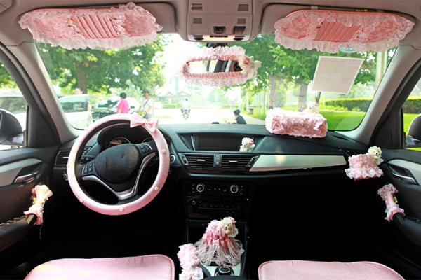 Интересно предложение за романтични натури е розов комплект аксесоари за декориране на интериора. Комплектът включва обвивка на волана, дантелени капаци за сенниците, предпазни колани върху дръжките на вратите и подлакътника, както и възглавници за седалки, капачка на скоростния лост – тип „мече с шапка“ и др. Така се постига усещането за спалнята на куклата Барби. Розовият комплект за водача е оценен на 85 долара.