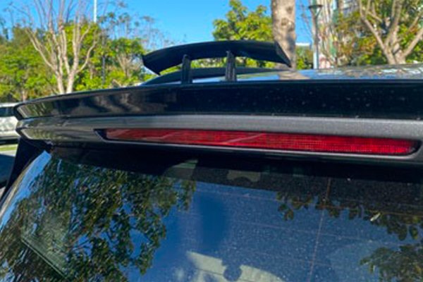 Спойлерите на автомобилите служат за увеличаване на сцеплението при високи скорости и са популярни сред любителите на тунинга. Същите „крила“ могат да бъдат монтирани върху задната част на колата. Дължината на спойлера е 17 см, като той се залепва. Трябва да се отчете, че поставянето му не влияе на аеродинамиката на колата, а продавачът гарантира, че ако не измиете автомобила си до 3 дни след поставянето на спойлера, той ще остане и при шофиране с над 120 км/ч.