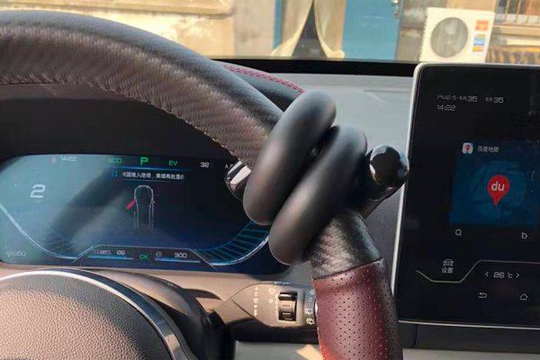 Съвременните автомобили разполагат с усъвършенствани системи за безопасност, като изискват водачът да държи ръцете си на волана по време на шофиране. Системата може да определи позицията на ръцете с помощта на вградени сензори, които измерват силата на натиска върху волана. За шофьори, които искат да измамят системата, в Китай са подготвили специални „усилватели“, струващи около 35 долара.

Джаджата е достатъчно лесна за увиване около волана. Продавачът подчертава, че аксесоарът ще бъде особено полезен за водачите на електрически автомобили Tesla, оборудвани с автопилот.