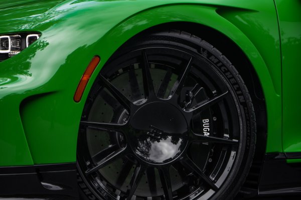 За този автомобил Bugatti използва нови колела, които тежат с 4 кг по-малко от тези на стандартните стандартните джанти Chiron, като едновременно с това са и по-твърди, за да оцелеят при шофиране с 440 км/ч. Тази тези, които искат още по-високите скорости, като опция се предлага комплект магнезиеви джанти от Pur Sport, които спестяват 16 кг.