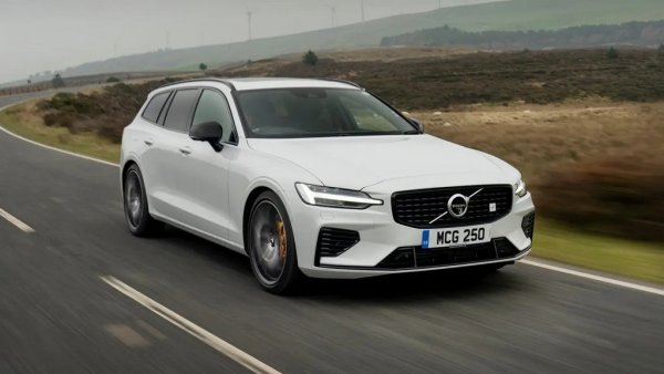 Ускорение 0-100 км/ч: 4.6 секунди
Върховата версия на V60 е предпочитан избор на магистралните полиции не само в родната Швеция, но и във Великобритания и Нидерландия. И явно не без причина. Впрочем още отсега можем да развалим изненадата и да ви кажем, че това е единственият негермански автомобил в този Топ 15. 
