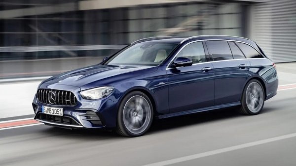 Ускорение 0-100 км/ч: 4.5 секунди
Това дори не е най-мощната версия на комбито Е-класа, и пак намира място между 15-те най-бързи в света. Само допреди две десетилетия постижения от ранга на 4.5 секунди си оставаха запазени за марки като Lamborghini и Ferrari. 