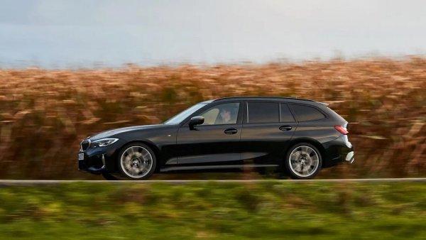 Ускорение 0-100 км/ч: 4.5 секунди
И тук положението е същото: M340i даже не е истинска M-кола, а е M-Performance - междинно ниво между истинските спортисти и редовите модели на баварците. 
