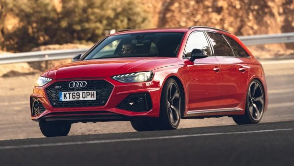 Ускорение 0-100 км/ч: 4.1 секунди
В известен смисъл, Audi бе пионерът в света на много бързите комбита. Актуалното RS4 е достоен продължител на една дълга традиция. 
