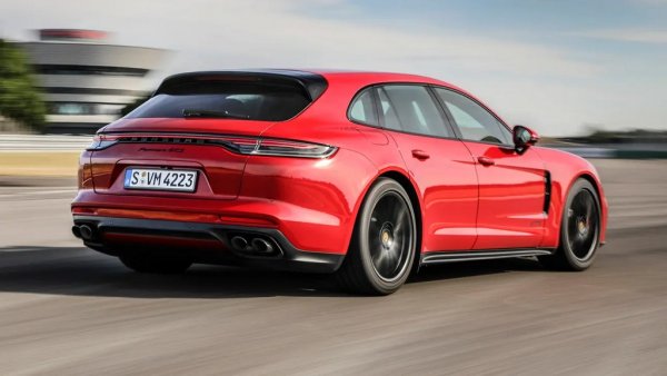 Ускорение 0-100 км/ч: 3.9 секунди
При първата си поява през 2009, Panamera не спечели единодушно сърцата. Мнозина отхвърлиха външния му вид като обида за очите. Но съвременната Panamera изглежда по-добре, а е и толкова бърза, че не ви оставя време да я оглеждате прекалено много. 
