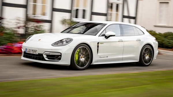 Ускорение 0-100 км/ч: 3.7 секунди
Средното предложение в гамата на Panamera, което използва хибридната технология не само за да задоволява блюстителите на екологичния морал, но и за да изненадва собствениците на суперколи по магистралите. 
