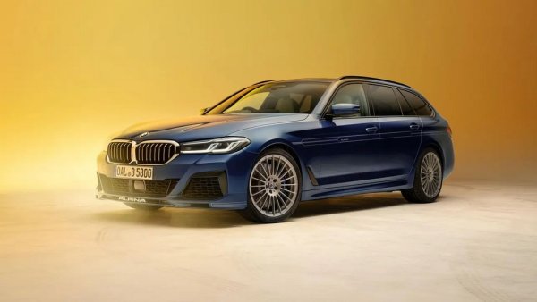 Ускорение 0-100 км/ч: 3.6 секунди
Поне досега, Alpina имаше едно съществено предимство пред големия брат BMW: докато колите на баварците (а и на почти всичките им конкуренти) са ограничени електронно на 250 км/ч, това B5 безгрижно развива... 325 км/ч. 
