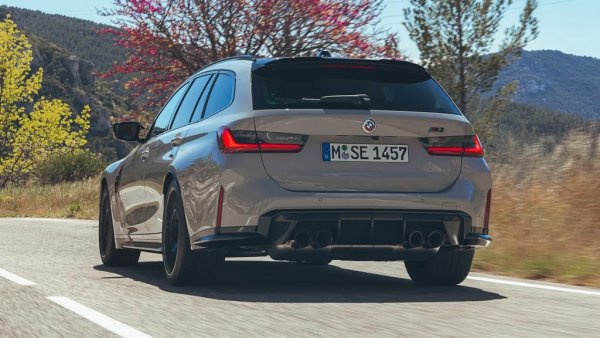 Ускорение 0-100 км/ч: 3.3 секунди
Феновете на BMW чакаха три десетилетия компанията най-сетне да склони да им предложи М3 комби. Но чакането си струваше. Ето няколко коли, които ще ви дишат прахта с това комби: Bugatti EB110, Dodge Challenger SRT Hellcat, Ferrari 458, Lamborghini Reventon, Porsche 911 GT2.
