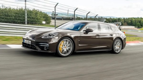 Ускорение 0-100 км/ч: 3.1 секунди
Най-бързата Panamera дълго време бе и на върха при комбитата. Чак е смущаваща мисълта, че една относително нормално изглеждаща кола като тази има същото време от 0 до 100 км/ч като Ferrari La Ferrari, Lamborghini Aventador LP720-4 50th Anniversario и McLaren Artura. 
