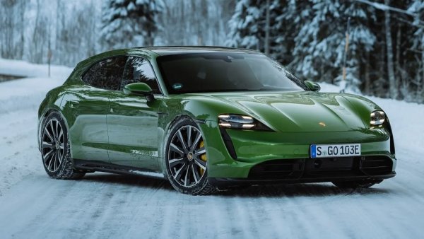 Ускорение 0-100 км/ч: 2.9 секунди
Ясно бе, че първенството на Panamera може да бъде отнето само от "свой". Мнозина се чудеха дали има логика Porsche да прави и комби версия на електрическия си флагман. Но дори и заради първото място тук си е струвало. 
