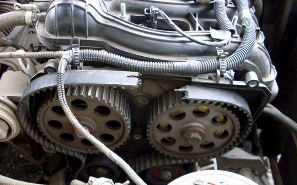 Тази много важна процедура трябва да се извършва тогава, когато е препоръчано от производителя. Късането на ремък обикновено има катастрофални последствия за повечето от съвременните мотори. Дори ако автомобилът се кара малко, гумата остарява. Затова е ремъкът трябва да се смени най-късно до седмата година.