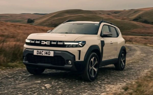 Ако основната задача на колата е спокойно да оцелее на счупени пътища, Duster остава една от най-интересните опции. Настоящият Duster има клиренс до 217 мм, а версиите с задвижване на всички колела имат отделни режими за различни видове покритие. Производителят директно позиционира модела като автомобил, подготвен за груби пътища и офроуд.

Основното предимство на Duster не е само височината на каросерията. Колата има сравнително прост дизайн, а частите и ремонтите обикновено не създават същите проблеми като по-сложните премиум кросоувъри.