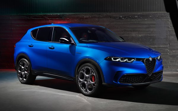 Вторият кросоувър на италианската марка остава верен на концептуалния модел със същото име, който беше показан през 2019 г. Tonale използва платформата на Jeep Compass и залага на типичния за Alfa Romeo дизайн, който ще бъде едно от основните му оръжия срещу конкуреннтите. Интериорът също изглежда впечатляващо, като се залага на по-сложна информационно-развлекателна система със сензорен екран. Тя се съчетава това с напълно конфигурируем пакет TFT.

При задвижването основна роля ще играят трите хибридни варианти, като основният е PHEV (plug-in) с 275 к.с. Допълнителният електромотор на задната ос осигурява задвижване на четирите колела, а ускорението от 0 до 100 км/ч отнема 6,2 секунди. Пробегът само на ток е около 50 км. Ще има още два хибридни варианти и дизел за Европа, както и 2,0-литров бензин за САЩ. Платформата на Tonale е пригодена за електрическо задвижване, така че вероятно скоро ще се появи и версия изцяло на ток.