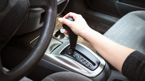 Причина една трансмисия да има съединител за активиране, да не говорим за заключващи превключватели на скоростния лост, е да помогне на шофьора да задържи трансмисията на определена предавка, след като превключи на нея. Ако колата просто превключваше навсякъде и на каквато предавка иска, шофьорът никога нямаше да има дори и минимален контрол над нея. 

Когато трансмисията е повредена или не функционира правилно, тя може внезапно да премине на по-ниски предавка, дори и шофьорът да не докосва скоростния лост. Ако шофирате по магистралата на висока предавка и внезапно преминете на по-ниска предавка, или по-лошо, на неутрална, вие едновременно ще загубите по-фин контрол над колата си и ще влошите това, което вероятно вече е доста сериозна повреда. Това може да бъде причинено или от проблеми с течността, или от механични проблеми. Какви са причините не е важно – шофирането по този начин е напълно неприемливо и изисква незабавна проверка.