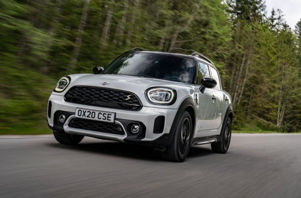 Заради лявото движение и близостта до Азия, кипърският пазар винаги е изглеждал по-необичайно от другите в ЕС. Тази година изненадата е в първото място на MINI Countryman, с 382 процента ръст на годишна база. 

1. MINI Countryman - 217
2. Kia Stonic - 196
3. Toyota Yaris Cross - 181
4. VW T-Roc - 172
5. Kia Rio - 125
6. Kia Picanto - 122
