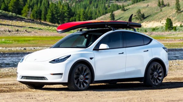 Дания е страната с най-високите допълнителни данъци и такси върху новите автомобили в ЕС, затова там традиционно водят евтини модели като Peugeot 208. Но през 2023 и тук Tesla Model Y нахлува с 515% ръст на годишна база. 

1. Tesla Model Y - 4,618
2. Peugeot 208 - 1,772
3. Ford Kuga - 1,035
4. Hyundai i10 - 935
5. Citroen C3 - 886
6. Toyota Aygo X - 714