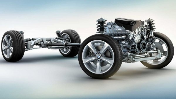 Окачването на второто поколение на BMW X3 е здраво и надеждно. Амортисьорите обикновено изкарват 100 000 километра, което обаче не се отнася за втулките на задни горни носачи. Те обикновено се сменят на около 80 000 километра. Някои собственици се оплакват, че им се е наложил ремонт на кормилната рейка, която е с вграден електромотор, като това също е станало след изминаването на 100 000 километра.