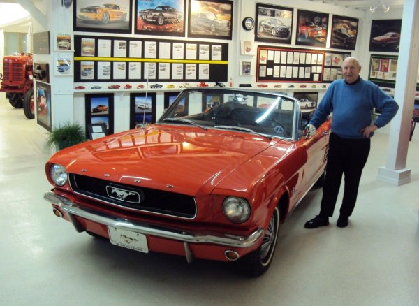 Дизайнерът на Mustang Гейл Холдърман е официално приет в автомобилната Зала на славата