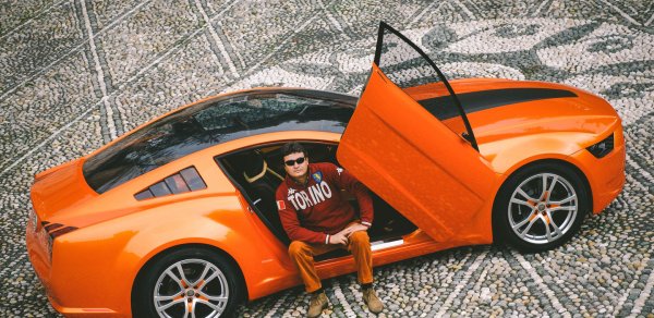 Този необичаен на вид Mustang с вертикално отварящи се врати е създаден за Ford от самия Джорджето Джуджаро, един от най-великите автомобилни дизайнери в историята. За жалост никога не стига до серийно производство. 