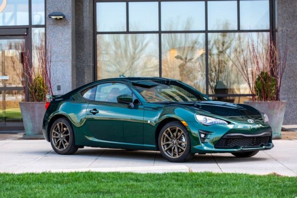 Toyota GT86 е спортен автомобил с две врати, който е част от същия проект, създал Subaru BRZ. Двете спортни купета излязоха на пазара през 2012 година, като номерът 86 е важна част от историята на Toyota. В случая дизайнерите на марката са се възползвали максимално от това, като са направили изпускателните тръби на автомобила с диаметър точно 86 мм. За съжаление, купето има същите проблеми като &bdquo;братчето&ldquo; Subaru BRZ. Те се отнасят за динамиката, производителността и максимална скорост.