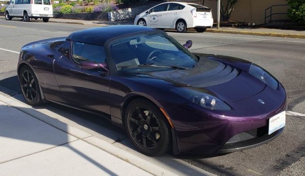 Компанията Tesla въведе основни технологични иновации в областта на електромобилите, като успя да съчетае нулеви вредни емисии с изтънчен външен вид. Това важи особено за Tesla Roadster, който предлага и доста вълнуващо усещане на пътя. Роудстърът ускорява от 0 до 100 км/ч за 3,7 секуди и развива 200 км/ч. Новият модел ще бъде още по-бърз. За съжаление, оригиналът не е толкова добър в завоите, колкото донора си Lotus Elise, а също така и пробегът с едно зареждане не впечатлява.