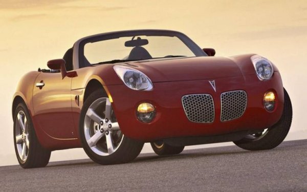 През 2010 година General Motors се отказа не само от Saturn, но и от още една легендарна марка &ndash; Pontiac. Двата бранда станаха жертва на финасовата катастрофа от 2008 година. По това време Pontiac създаде спортния си модел Solstice - забавно изглеждащо превозно средство, което изглежда е взаимствало голяма част от дизайна си от Mazda MX-5 Miata. Дори привличащият внимание външен вид и добрите технически характеристики обаче не успяха да спасят както модела, така и компанията, която го произвежда. 