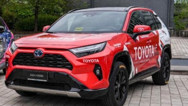 Намалени емисии и максимална ефективност: това са характеристиките на Toyota RAV4 full hybrid, един от автомобилите, представени на Джиро д'Италия 2025. Колатат се задвижва от 2,5-литров четирицилиндров редови двигател със 178 к.с. (131 kW), който е комбиниран с електрически мотор със 120 к.с. (88 kW). 

Версията с предно задвижване осигурява комбинирана мощност от 218 коня. Вариантът 4х4 (без карданов вал) задвижва задните колела от допълнителен електрически мотор с мощност 55 к.с. (40 kW), за обща мощност от 222 к.с. 

Максималната скорост е 180 км/ч и за двете версии. Ускорението от 0 до 100 км/ч се постига за 8,4 секунди  с предно задвижване и за 8,1 секунди за втория вариант.