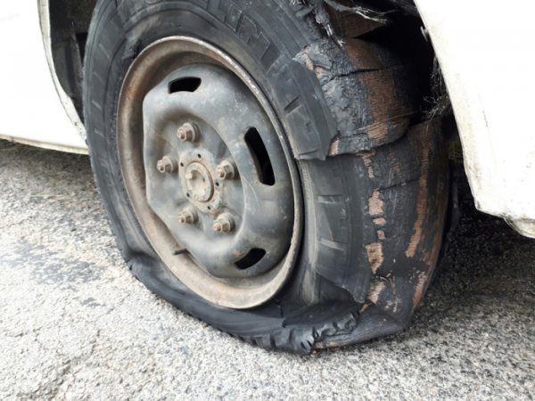 Ако една гума е напомпана прекалено много, има доста голяма вероятност тя да избухне. Най-често това се случва при шофиране с висока скорост или когато се ударите в някакво препятствие като бордюр, например. Експлозията на гумата може лесно да причини сериозна авария.