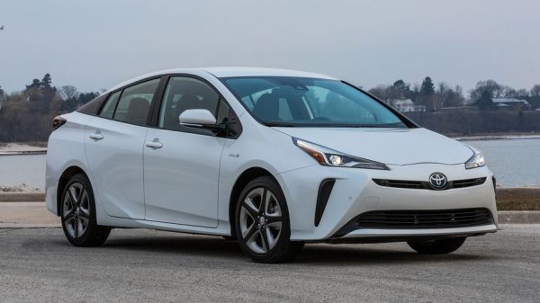 При японските хибриди двигателят не развива толкова високи температури, колкото в обикновените, нехибридни автомобили. По ирония на съдбата това значи, че за очистване на вредните емисии катализаторът на тези модели се нуждае от по-големи количества ценни метали. 
