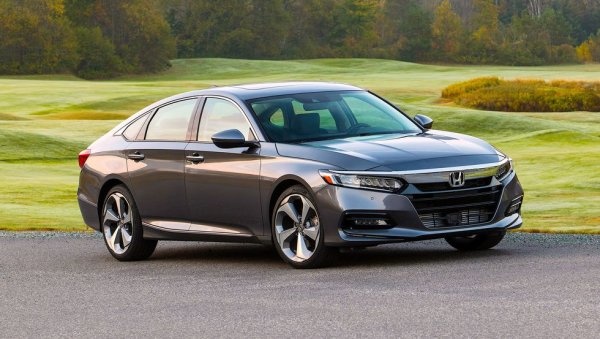В продажбите отвъд океана Accord винаги е отстъпвал на японския си конкурент Toyota Camry. Но в кражбите на катализатори я изпреварва значително заради по-лесния достъп. 
