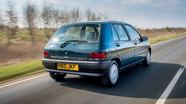 Името на Clio идва от древногръцката митология. Така се казва музата на историята, дъщерята на Зевс и на богинята на паметта Мнемозина. За "оригиналната" идея моделът трябва да благодари на Пиер Доса - директора за връзките с обществеността в завода на Renault в Нормандия.
Малцина обаче знаят, че Clio също се превръща в отправна точка за новата номенклатура на имената на повечето съвременни модели на Renault.  С появата на градския автомобил през 1990 г., компанията започва да изоставя обичайните по това време цифрови обозначения. Така Renault 5, 19, 21 и 25 остават в миналото и на тяхно място в гамата постепенно се появяват Twingo, Mеgane, Safrane и Laguna.
