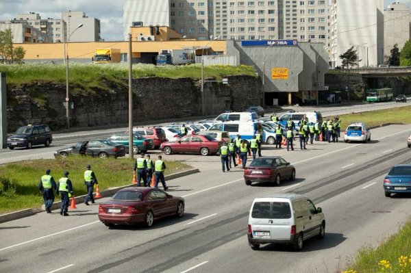 Акция на полицията в Естония за пияни шофьори. Наричат я "Всички духат".