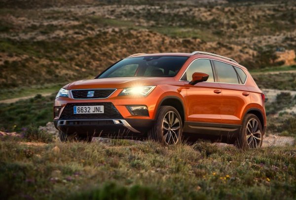 Seat Ateca бележи основна повратна точка за испанската компания - това беше първият истински SUV на марката, който пристигна, за да се движи по преобладаващата мода на високите колела. Изграден върху солидната MQB платформа на групата Volkswagen, същата като второто поколение на Tiguan, той получи основен ъпдейт през 2020, който освежи предната част, като го пригоди към новия стилистичен стил на Leon и Tarraco, както и подобри оборудването за безопасност и свързаност.