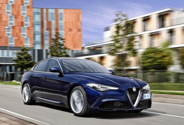 Италианският седан до голяма степен остава верен на себе си от 2016 насам. Изграден върху усъвършенстваната платформа Giorgio, той претърпя обновления, насочени преди всичко към интериора (през 2020), за да преодолее технологичната разлика с конкурентите. Най-скорошното обновяване (2023) въведе LED матрични фарове с светлинен подпис "3+3" (почит към SZ) и променен дигитален приборен панел. Първоначално беше предвидено Giulia да се пенсионира през 2025, но компанията със седалище в Арезе удължи живота на модела поне до 2027, като все още няма категорична яснота за неговия наследник.