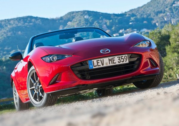 Четвъртото поколение (инициали ND) на най-продавания роудстър в света дебютира преди почти десет години, но изглежда сякаш беше представено вчера. Mazda MX-5 прилагаше философията на „кайдзен’’0 (непрекъснато усъвършенстване) - през 2018 г. двигателят 2.0 падна от 160 на 184 к.с., а през 2023 беше представен ъпдейт, който въведе нови LED фарове, подобрен асиметричен заден диференциал и нов централен екран.