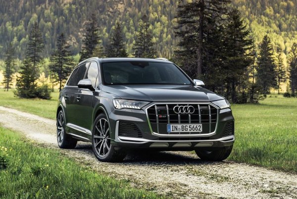 Второто поколение на Audi Q7 е гигант, който отказва да се пенсионира. Той е преминал необичайно пътешествие с два основни рестайлинга. Първият през 2019 революционизира арматурното табло (въвеждайки двойния централен екран) и задната част, а вторият в началото на 2024, за да го приведе в съответствие с външния вид на електрическите си братя и сестри e-tron. Това е начинът на Audi да доминира в сегмента на големите луксозни двигатели с вътрешно горене, докато чака пълния преход.