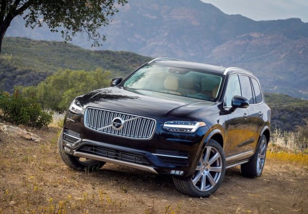Пуснат на пазара през 2014, Volvo XC90 отбеляза прераждането на шведската марка под ръководството на Geely, дебютирайки с платформата SPA. Дизайнът му беше толкова изпреварил времето си (фарове с чук на Тор, вертикален екран), че почти не е остарял за 11 години. Volvo реши да не го пенсионира дори с появата на електрическия EX90, предпочитайки двата модела да съществуват едновременно. Скорошна актуализация (септември 2024) преработи предната част и мултимедийната система, за да удължи живота му с още няколко години.