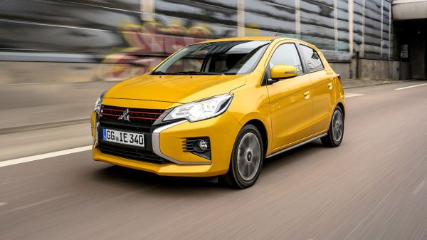 Пуснат на пазара през 2013, малкият Mitsubishi Space Star е градски автомобил от старата школа. За повече от десет години той претърпя два радикални фейслифта, като през 2019 прие хромираната решетка "X" за по-агресивен и модерен вид. Под капака обаче механиката е останала семпла, както и интериорът, който е претърпял само минимални актуализации на информационно-развлекателната система.