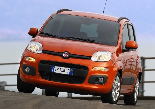 Безспорната кралица на италианския пазар, третото поколение Fiat Panda беше пуснато през 2012 и оттогава доминира класациите за продажби в родината си. В течение на 12 години тя премина през появата (и заминаването) на двуцилиндровия двигател TwinAir, дизеловите силови агрегати, 4x4 задвижването и появата на мекия хибрид. Наскоро преименуван на Pandina, за да се различава от новия електрически Grande Panda, този модел получи ключова актуализация през 2024 с добавянето на задължителен ADAS, което гарантира оцеляването му поне до 2027. Някои слухове дори сочат, че производството може да продължи до 2030.