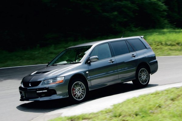 Произвеждан: 2005-2007
Двигател: редови 4-цилиндров, с турбо
Работен обем: 1997 куб. см
Мощност: 206 киловата
Въртящ момент: 392 Нм

Беше време, когато Mitsubishi означаваше готин. И нито един модел не го доказваше толкова убедително като Lancer Evolution IX - същинския зенит на Evo линията. Малцина извън Япония обаче помнят, че този автомобил имаше и комби версия - със 70 кг по-тежка и с намален въртящ момент от 400 на 392 Нютонметра. Но тези две промени никак не се отразяваха на скоростта на това чудовище. Едно японско издание успя да постигне с това комби 4.8 секунди от 0 до 100 км/ч. 
