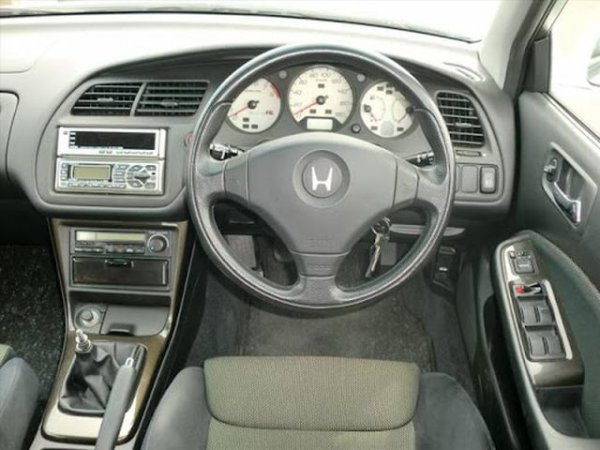 Стандартното оборудване включваше също седалки от Recaro, волан MOMO, спортна изпускателна система, алуминиев лост на скоростите и спортно окачване. 
Освен това японската Euro-R се предлагаше и в цветове, които не бяха достъпни при европейската - като Milano Red. Колата е и доста рядка - от нея са произведени по-малко от 2000 бройки. 
