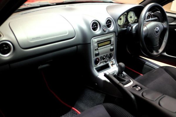 Уникалните форми на този автомобил са създадени по следния начин: полуготовите купета за обикновената MX-5 кабрио са смъквани от поточната линия и пращани в специална работилница, където ръчно са довършвани от екипа на Mazda Engineering and Technology. Благодарение на това тук покривът не е просто забоден отгоре, а е интегриран в самата конструкция. Това подобрява драстично устойчивостта на усукване, а добавя нищожните 10 кг към теглото (общо 1075 кг). 
