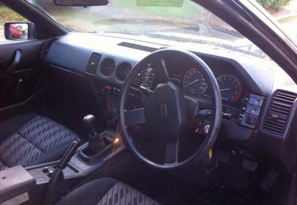 Докато всички други модели в гамата получиха VG агрегати, 200ZR си запази двулитровия RB20DET. Колата бе достъпна и с твърд, и тарга покрив, и остана в историята едновременно с две постижения: като последната Z машина с редови двигател, и като първата с керамично турбо. 
