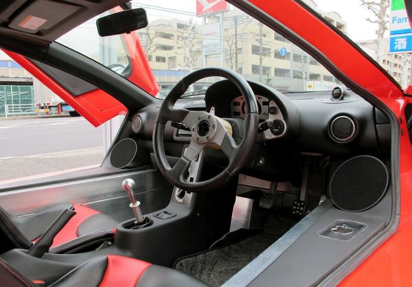 Така се ражда ASL, или Autobacs Sports Car Laboratory. Съществуващият модел Tommykaira ZZ е взет като основа за бъдещата Garaiya. Двигателят е същият SR20VE като в плебейския Nissan Primera, но Garaiyа тежи едва 900 килограма, има ръчни скорости и врати тип ножици. 
Малцината ентусиасти, платили цената на колата, бяха поканени от ASL в лабораторията, за да настроят лично окачването на своите коли. Беше създадена и състезателна версия на Garaiya за SuperGT сериите, ползваща вече VQ V6 двигател от Nissan. 
