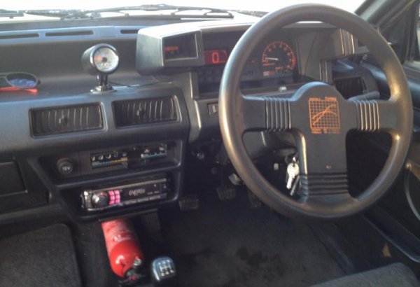 Състезателните серии с тази кола не оставят кой знае каква диря в историята, но в Nissan скоро осъзнават, че могат да продават спортния дребосък и на цивилни. И то в големи количества - в крайна сметка са произведени 10 000 бройки. 
Двигателят MA09ERT използва компресор за ниските обороти, и турбо за високите. Получените в резултат 110 коня никак не са малко, като отчетете, че състезателната версия тежи само 620 кг, а "цивилната" - 750 кг. Колата има и диференциал с ограничено приплъзване. 
