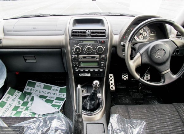 Има обаче доста съществени разлики под капака, където при продаваната само в Япония Altezza се намира четирицилиндров агрегат с атмосферно пълнене. Двулитровият му обем не внушава особен респект, но всъщност тук той си е точно на мястото. Защото става дума за една доработена версия на легендарния 3S-GE, със степен на сгъстяване 11.5:1. Резултатът е леко купе с пъргав, радостен мотор и задно предаване - универсална рецепта за чисто удоволствие от шофирането. А също нещо, което много трудно ще намерите на пазара през 2021 година. 
