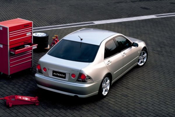 Произвеждан: 1998-2000
Двигател: 4-цилиндров
Работен обем: 1998 куб. см
Мощност: 154 киловата
Въртящ момент: 216 Нм
 
Ако при първия поглед към тази снимка сте си казали "Lexus", всъщност не сте далеч от истината. Ако паркирате Toyota Altezza до Lexus IS, двете са на практика неотличими на вид. 
